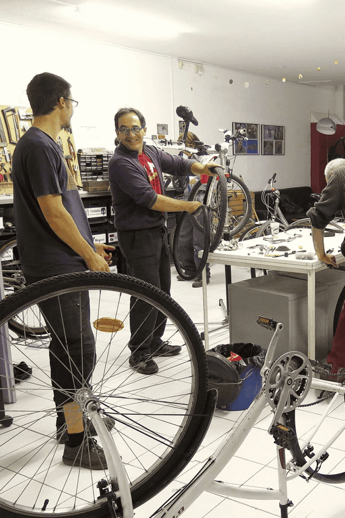 L'atelier de La Casa Bicicleta, qui illustre un branding de marque solidaire