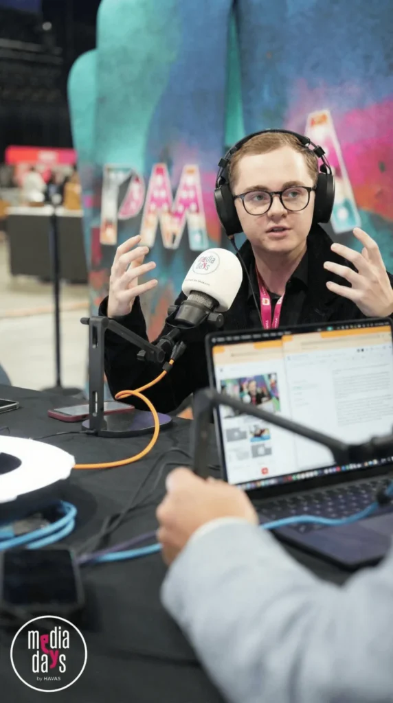 Théo Sans en enregistrement, casque et micro, aux Media Days